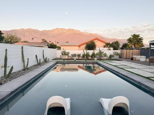 Bazén v ubytování Luminous Villa with pool, bbq and mountain views nebo v jeho okolí