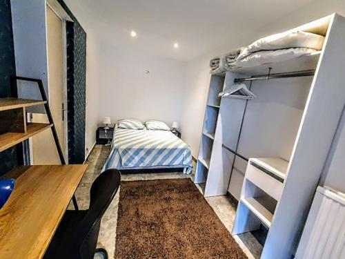 une petite chambre avec un lit et un bureau dans l'établissement 3P Mas de Tanit au calme avec piscine, à Juan-les-Pins