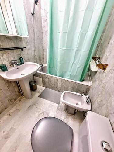 une salle de bain avec un lavabo et des toilettes et un lavabo dans l'établissement 3P Mas de Tanit au calme avec piscine, à Juan-les-Pins