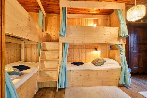 a bedroom with two bunk beds in a log cabin at Jacuzzi Sauna Terrasse Venosc in Les Deux Alpes