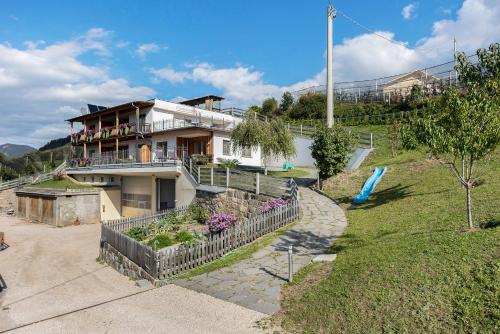 a house with a garden in front of it at Wohnung Deluxe Obertrisaierhof in Fie allo Sciliar