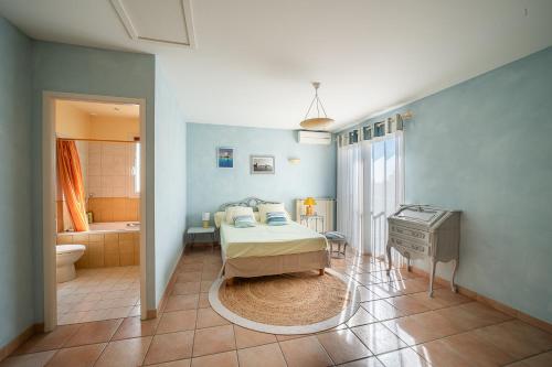 une chambre avec un lit et un bureau et une salle de bain dans l'établissement La Villa Noémie - À 10mn de Perpignan, à Saleilles