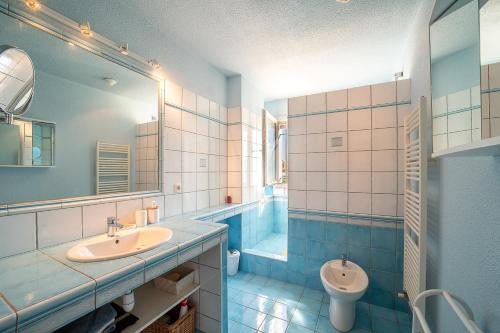une salle de bain avec un lavabo et des toilettes dans l'établissement La Villa Noémie - À 10mn de Perpignan, à Saleilles