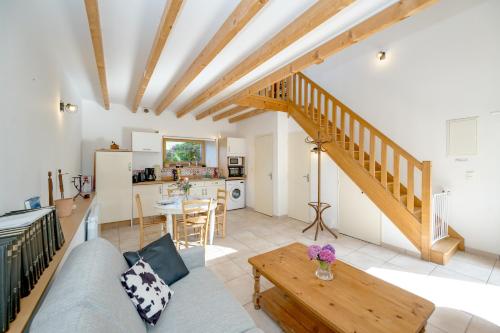 un salon avec un canapé et une table dans l'établissement La Maison du Puits Merpault - Avec jardin, à Saint-Alban