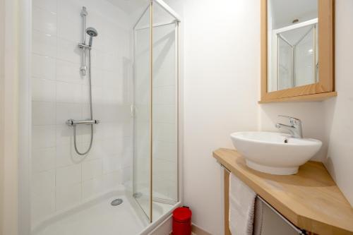 Ένα μπάνιο στο La Maison du Puits Merpault - Avec jardin