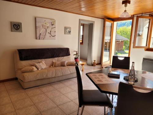 un salon avec un canapé et une table dans l'établissement Centfontaines City, à Bonnevaux