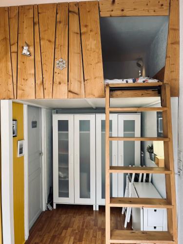 Cette chambre dispose de lits superposés et d'une échelle. dans l'établissement Les Estives, à Cauterets