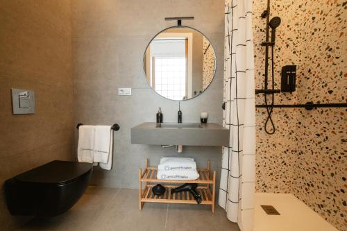 Ένα μπάνιο στο Rincón del Conde Suites