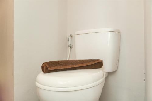 Koupelna v ubytování Good Deal Studio Loft Mezzanine (No Kitchen) at Kubikahomy Apartment By Travelio