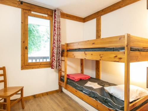 une chambre avec deux lits superposés et une fenêtre dans l'établissement Bel appartement rénové · Balcon · Proche pistes et commerces · Casier à ski - FR-1-181-2460, à La Plagne Tarentaise