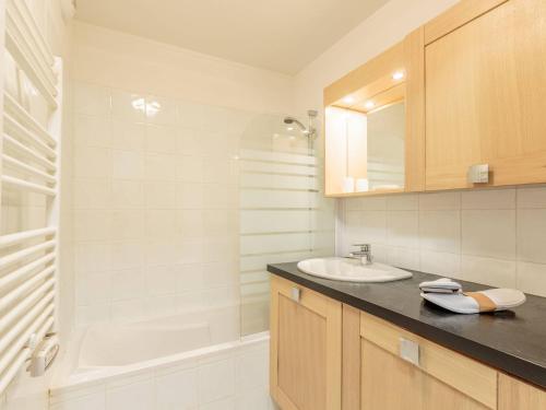 une salle de bain avec un lavabo et une baignoire dans l'établissement Appartement 4 pièces avec piscine et parking aux Arcs 1800 - FR-1-352-81, à Arc 1800