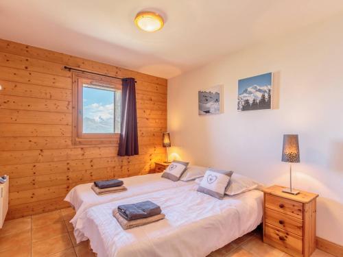 une chambre avec un lit et une fenêtre dans l'établissement Appartement 4 pièces avec piscine et parking aux Arcs 1800 - FR-1-352-81, à Arc 1800