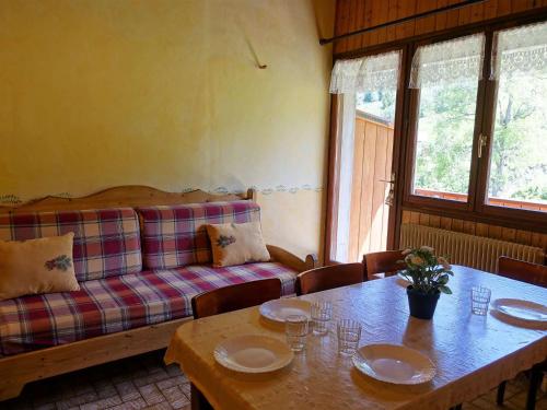 un salon avec une table et un canapé dans l'établissement Appartement 7 personnes au pied des pistes avec parking à Arêches-Beaufort - FR-1-342-199, à Arêches