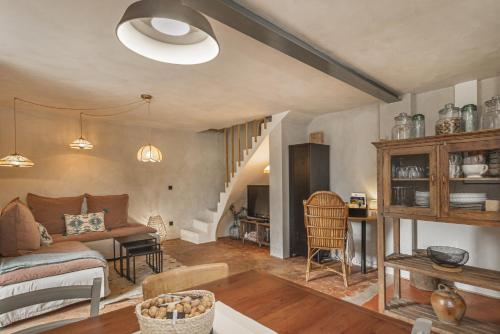 un salon avec un lit et une table dans l'établissement Les Gîtes de l'Atelier - Gîtes de charme en Forêt de Fontainebleau - 1 Gîte 1 chambre et 1 Gîte 2 chambres, à Saint-Martin-en-Bière