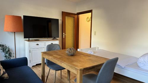 Μια τηλεόραση ή/και κέντρο ψυχαγωγίας στο Studio-Apartments für Monteure & Businessgäste Zentral in Neumünster