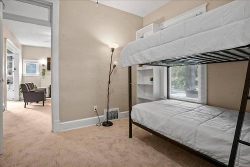 Postel nebo postele na pokoji v ubytování Entire Spacious Home Near DC