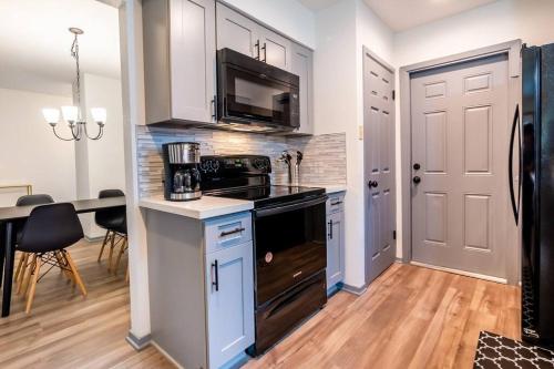 Una cocina o zona de cocina en Home with Huge Fenced Yard