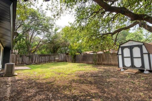 Jardín al aire libre en Home with Huge Fenced Yard