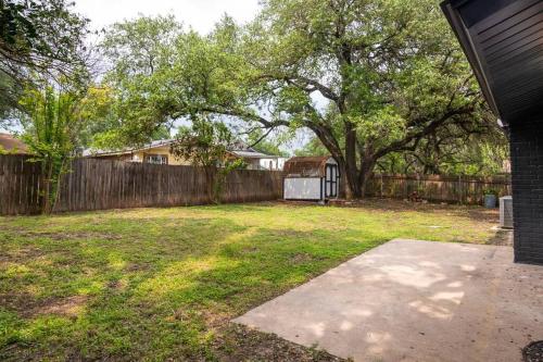 Jardín al aire libre en Home with Huge Fenced Yard