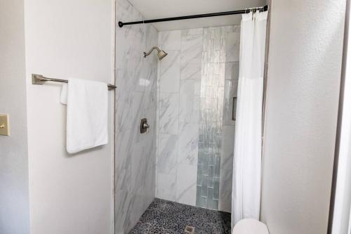 Un baño de Home with Huge Fenced Yard