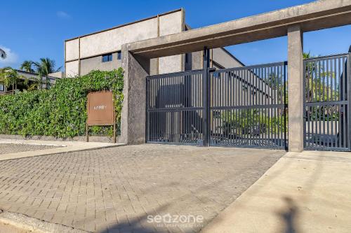a gate in front of a building at Studio em Cond. c/ piscina próx. da praia CVKB0006 in São Miguel dos Milagres