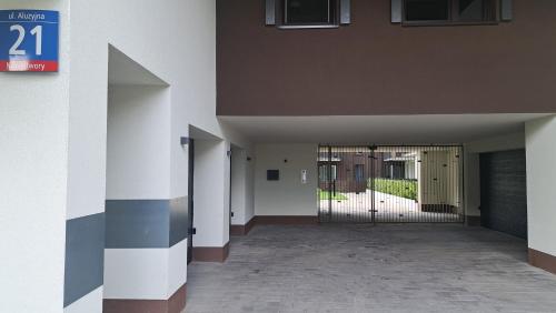 een lege hal van een gebouw met een poort bij Chillout Loft Apartment AL20 in Warschau