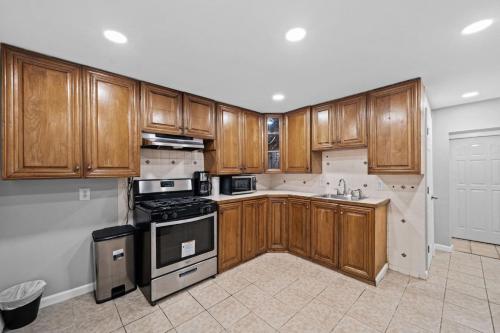 Dapur atau dapur kecil di Golden Retreat 20 Min to NYC