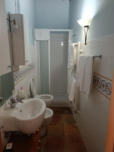 a bathroom with a sink and a toilet at Rione Castello in Pietrelcina