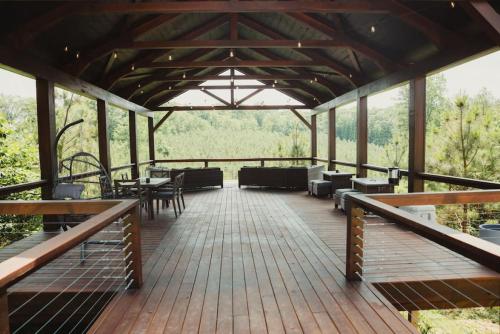 Μπαλκόνι ή βεράντα στο The Skinner, Luxury Safari Tent