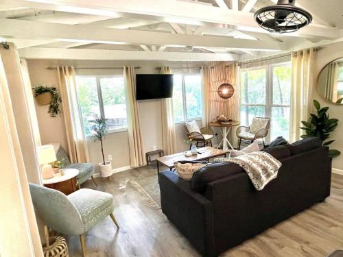 Et opholdsområde på Cutest Cozy Getaway Cottage with Sunset Lakeview