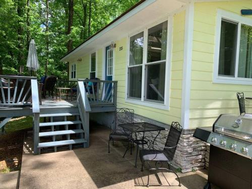 En terrasse eller udendørsområde på Cutest Cozy Getaway Cottage with Sunset Lakeview
