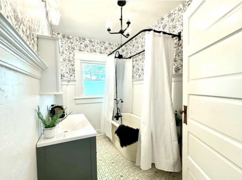Un baño con lavabo, ducha e inodoro. en Becky's Place Hopkinsville, en Hopkinsville
