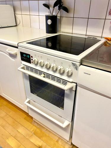 a kitchen with a stove top oven in a kitchen at Villa Nisula - yläkerran asunto in Teuva
