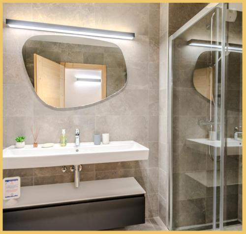 une salle de bain avec un lavabo et un miroir dans l'établissement Esperanza I T4 I Morzine, à Morzine