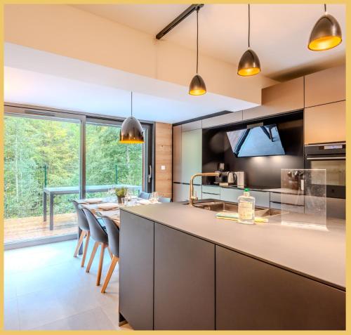 une cuisine avec une table à manger et une grande fenêtre dans l'établissement Esperanza I T4 I Morzine, à Morzine