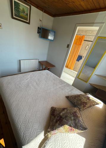 Ein Bett oder Betten in einem Zimmer der Unterkunft Hotel Montecarlo Pichilemu