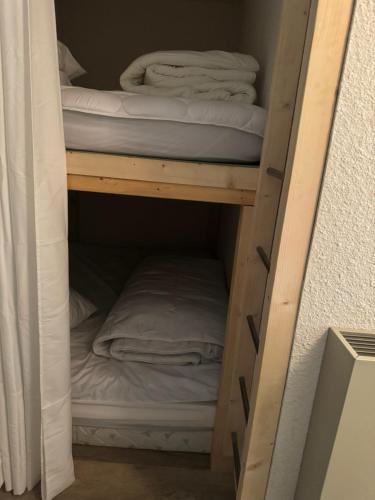 quelques lits superposés dans une chambre dans l'établissement Nid douillet La Salle les Alpes, Serre Chevalier, à La Salle Les Alpes