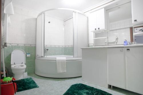 Phòng tắm tại Large central apartment in a quiet area 40