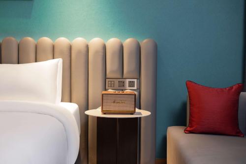Una cama o camas en una habitación de Anbo M Hotel Yiwu Wanda Plaza