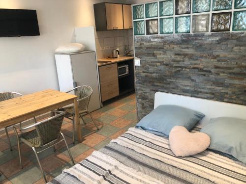 Cette chambre comprend un lit, une table et une cuisine. dans l'établissement Appartement Nice proche de Monaco, à Nice