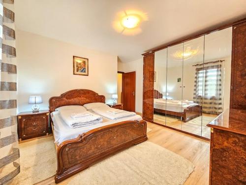 una camera da letto con un letto e un bagno con uno specchio di Casa Veronika ad Arcade