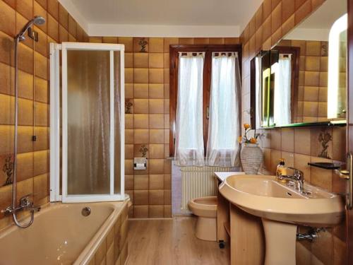 un bagno con lavandino, vasca e WC di Casa Veronika ad Arcade