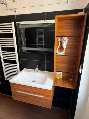 une salle de bain avec un lavabo et un miroir dans l'établissement Côté plage Mourillon, à Toulon