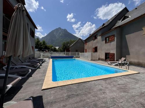 une piscine avec des chaises longues et un parasol dans l'établissement 