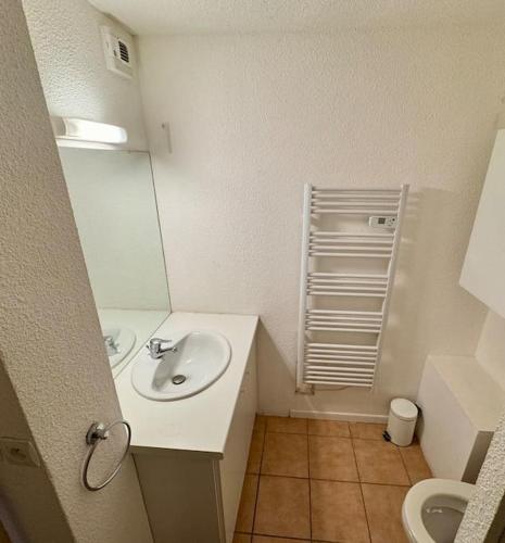 une salle de bain blanche avec un lavabo et des toilettes dans l'établissement 