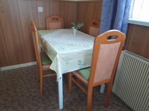 a table with two chairs and a table with a white table cloth at Ferienwohnung-Nr-2-Quitte in Radebeul