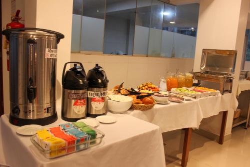 twee tafels met eten erop in een keuken bij Hotel Wiracocha Machupicchu in Machu Picchu