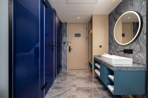 Un baño de Anbo M Hotel Yiwu Wanda Plaza