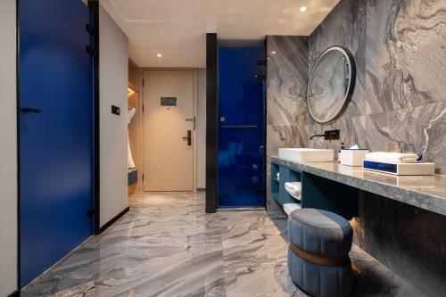 Un baño de Anbo M Hotel Yiwu Wanda Plaza