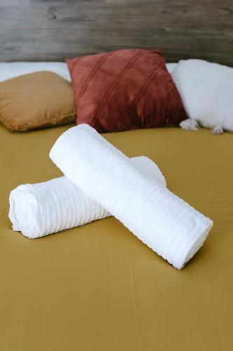 - un membre haut de gamme blanc sur un lit avec des oreillers dans l'établissement 84B5 - Hibiscus suite in an 18th century Provencal farmhouse, à Althen-des-Paluds